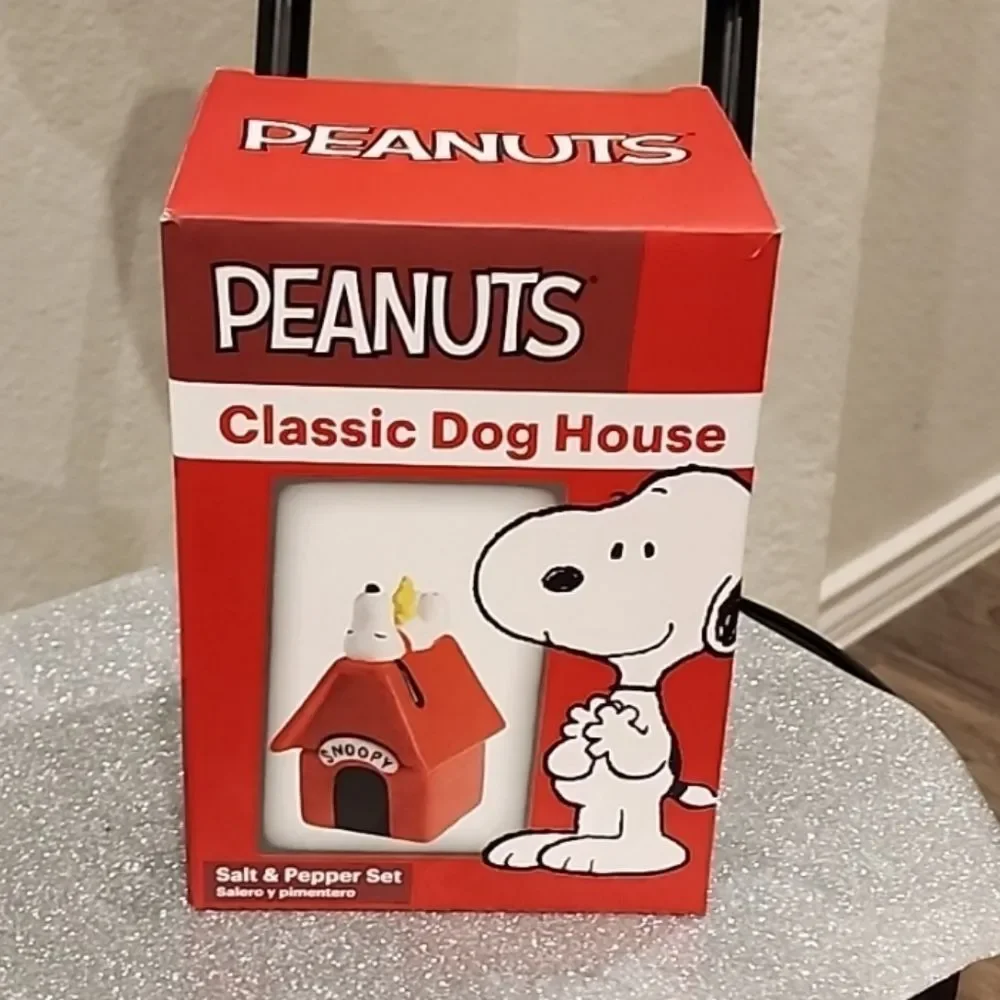 Peanuts Classic Dog House Salt & Pepper Set